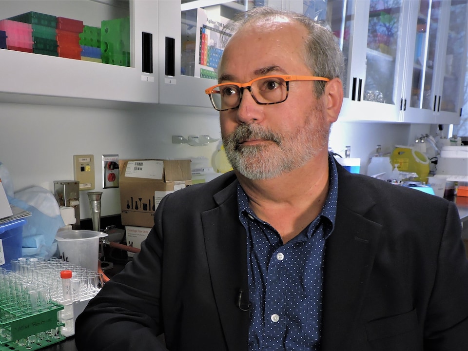 Le chercheur Onil Samuel dans son laboratoire